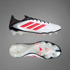 3 Sepatu Spike Adidas untuk Sepak Bola Terbaik 3 Rekomendasi copa
