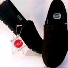 3 Sepatu Kets Pria Terbaik Hitam & Putih 4 Rekomendasi wai