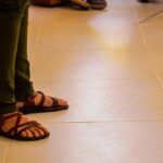 2 Sandal Kulit untuk Pria Terbaik 5 Rekomendasi feet 6764685 6401