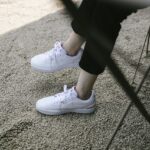 2 Sepatu Sneakers Putih Wanita Terbaik 4 Rekomendasi choi sungwoo SU0 h7rvVHY unsplash