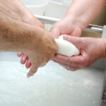 2 Sabun Penghilang Bau Badan 5 Rekomendasi ivan pergasi Tw3qt4 ff44 unsplash