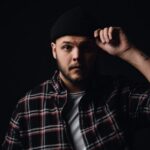 2 Kemeja Flanel Kotak-Kotak Pria Terbaik 5 Rekomendasi christopher ott e xxdNdfLhU unsplash1