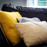 2 Sarung Bantal Sofa Terbaik 4 Rekomendasi sven brandsma GWFFvub7Y1U unsplash