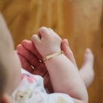 2 Gelang Emas Bayi Terbaik 4 Rekomendasi abdurahman iseini rmOH Lp05nc unsplash