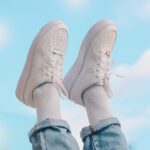 2 Sepatu Putih untuk Wanita Terbaik 2 Rekomendasi maria fernanda pissioli hhyAlXfmlag unsplash