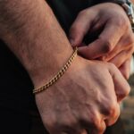2 Gelang Emas untuk Pria Terbaik 5 Rekomendasi muhammad abdullah go qFpJBsnQ unsplash