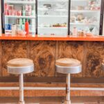 4 Kursi Bar Terbaik 6 Rekomendasi amber jacqueline gqLYat E5I unsplash