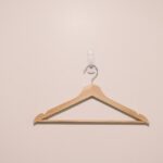 2 Gantungan Baju Kayu Terbaik 5 Rekomendasi luna dai Vl5LFBEsSF0 unsplash