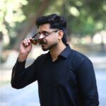 2 Kemeja Hitam Polos untuk Pria Terbaik 4 Rekomendasi muhammad numan Y1ifaxkCnRs unsplash