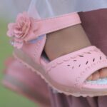 2 Sandal Bayi untuk Belajar Jalan Terbaik 4 Rekomendasi shalom melaku 4bqyI gTnE8 unsplash