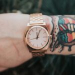 2 Jam Tangan Nixon Terbaik 4 Rekomendasi jenn lopez XDnXJqC3 hk unsplash