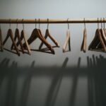 2 Gantungan Baju Kayu Terbaik 5 Rekomendasi nathan dumlao yY1qNV3bhWA unsplash